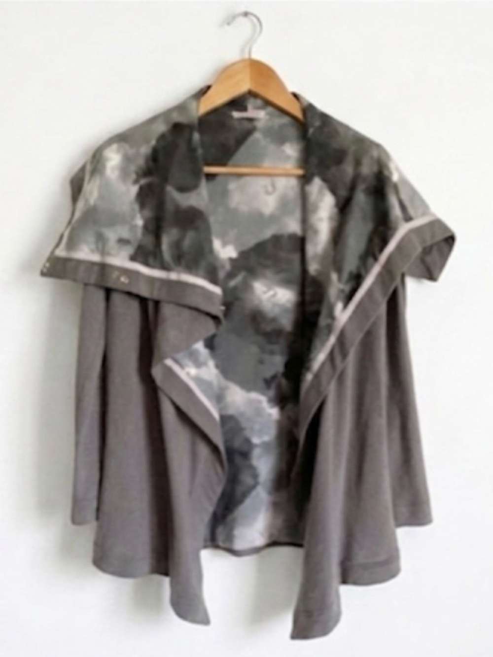 Lululemon Savasana Wrap Grey Snap Cardigan Women’s Small 4/6 Yoga Athleisure - Picture 3 of 5